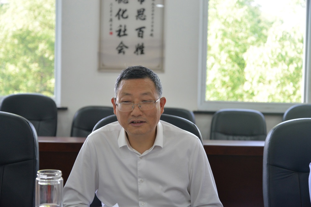 市人大常委会副主任、社市委会主委呙滨辰