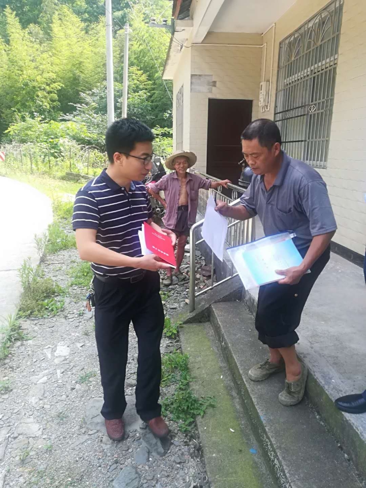 肖超银秘书长为贫困户送去慰问金.jpg